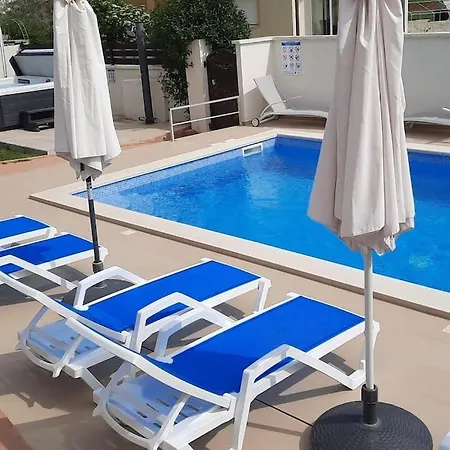 Rudez - Pool - Jacuzzi *