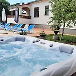 Rudez - Pool - Jacuzzi Apartman Fazana
