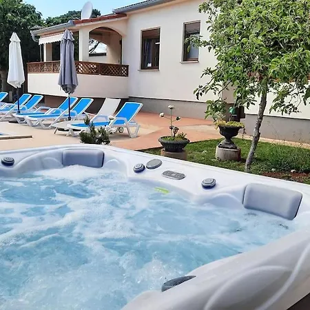 Rudez - Pool - Jacuzzi Apartment Fažana